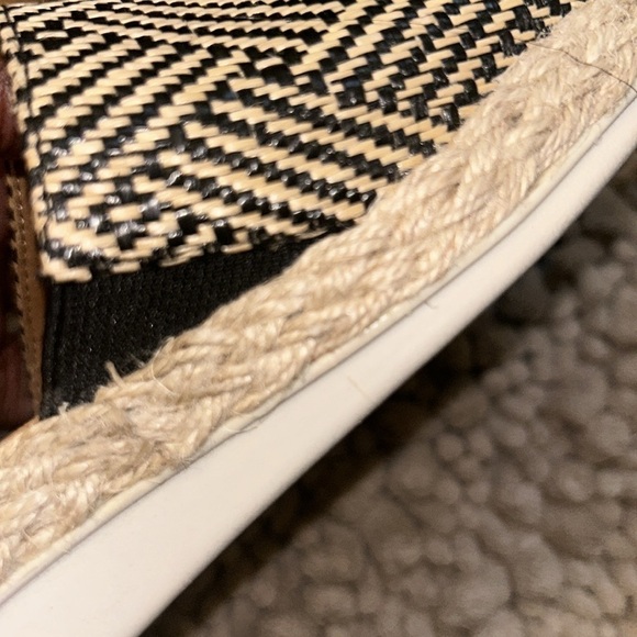 Tommy Bahama slides on a size 6.5 woman - Picture 7 of 10